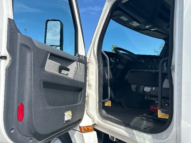 2020 Freightliner Cascadia in Davenport, IA — photo 9