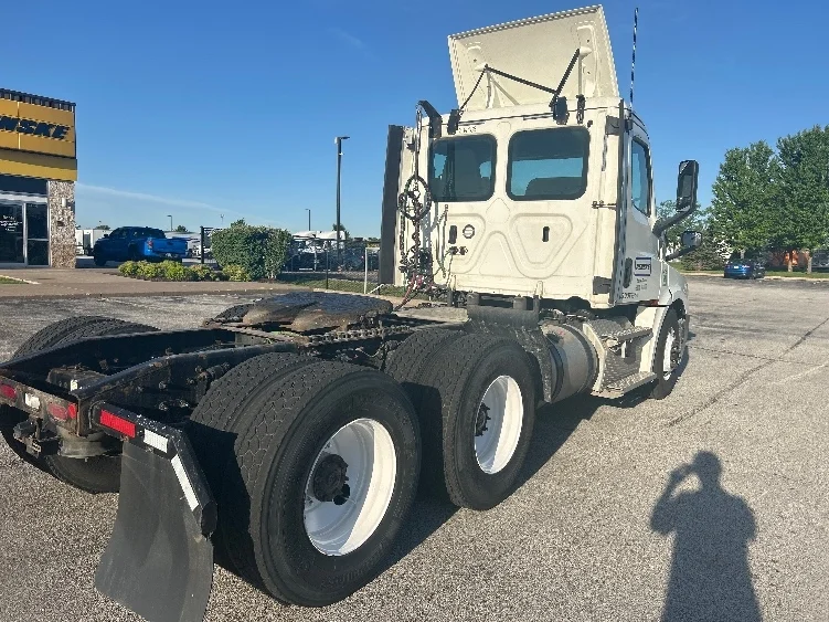 2020 Freightliner Cascadia in Davenport, IA — photo 7