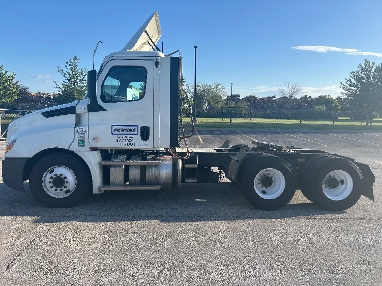 2020 Freightliner Cascadia in Davenport, IA — photo 4