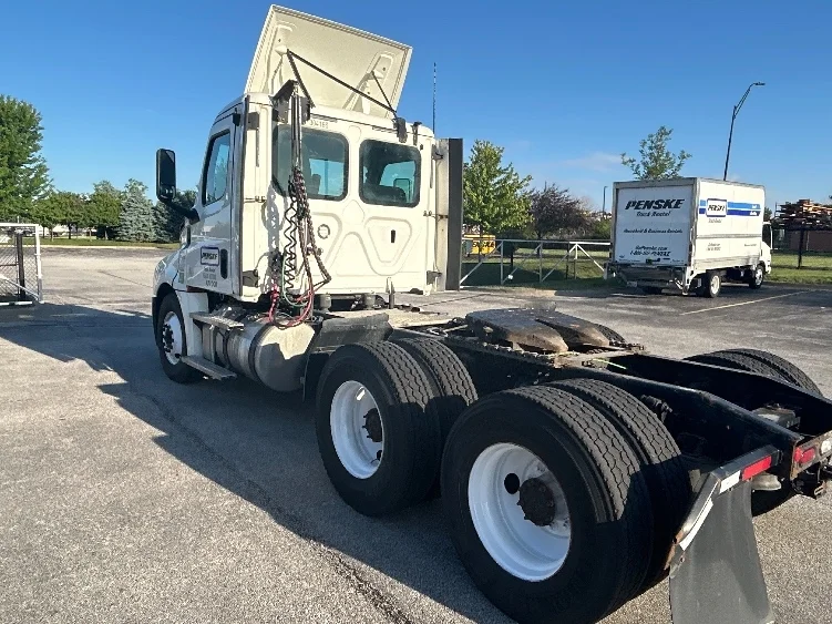 2020 Freightliner Cascadia in Davenport, IA — photo 5