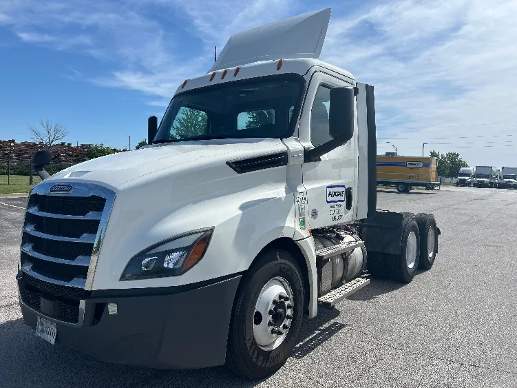 2020 Freightliner Cascadia in Davenport, IA — photo 3