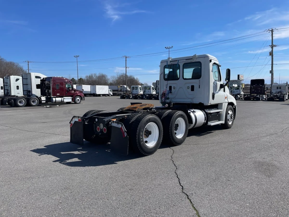 2016 Freightliner Cascadia - image 4
