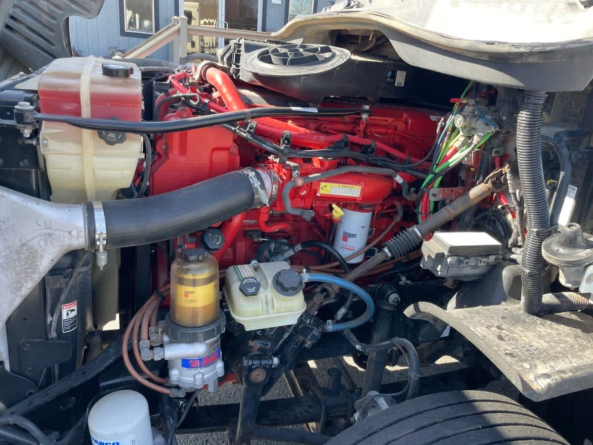 2016 Freightliner Cascadia - image 8