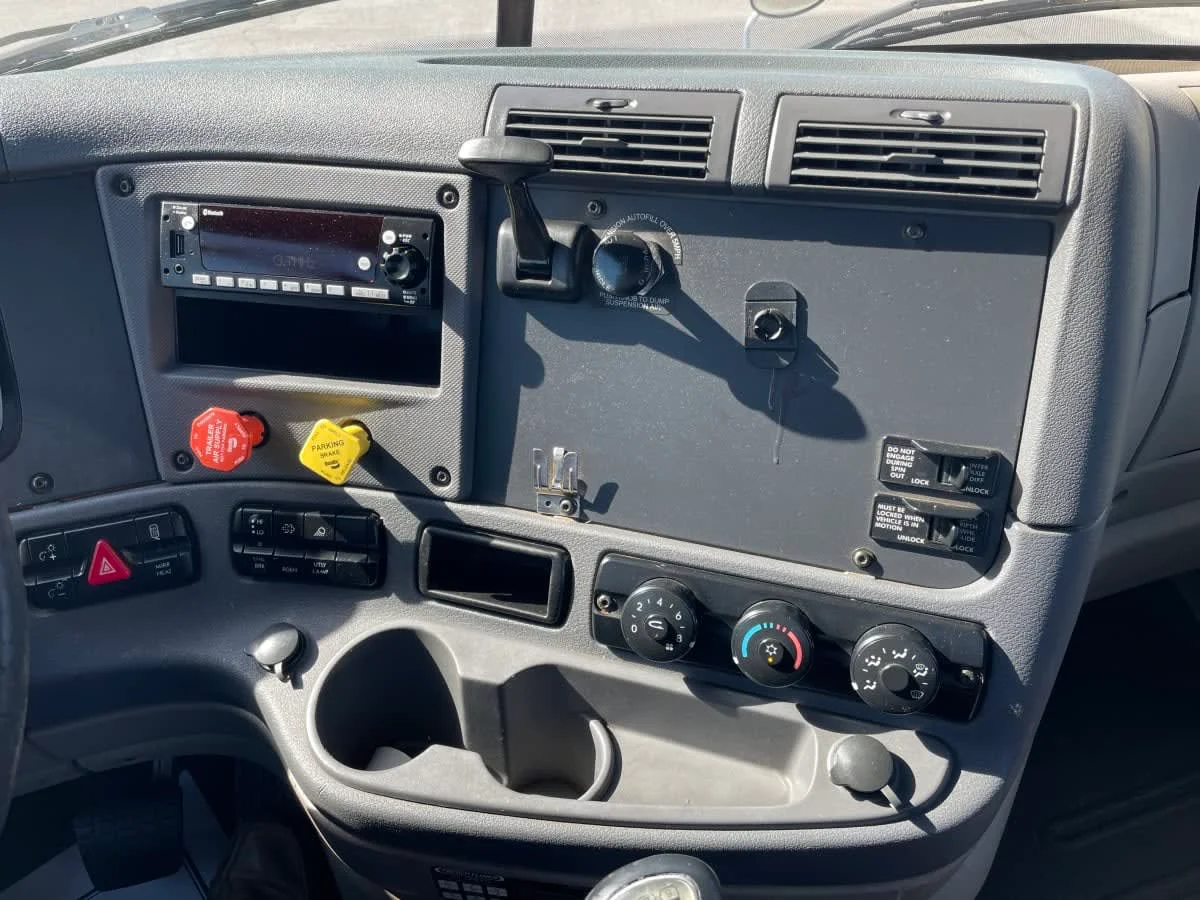 2016 Freightliner Cascadia - image 9