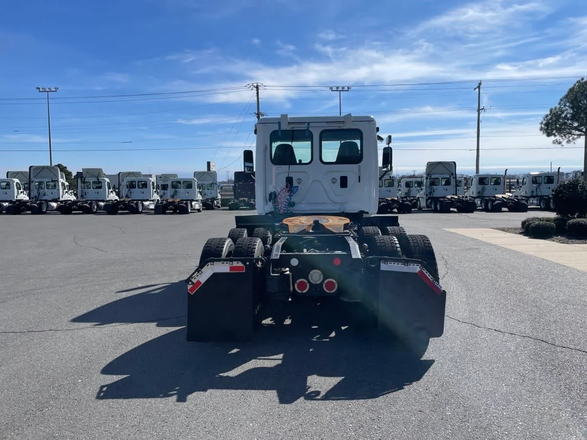 2016 Freightliner Cascadia - image 5