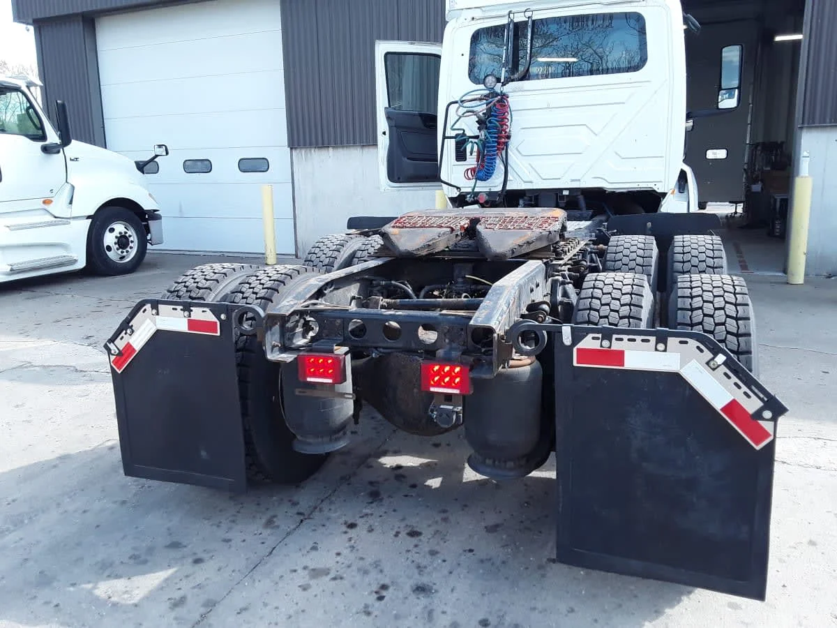 2019 International LT - image 5