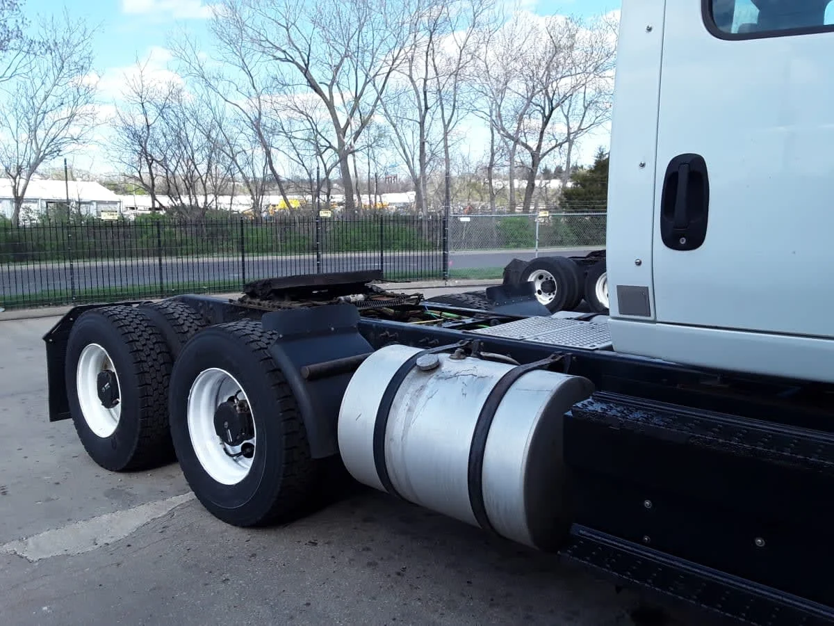 2019 International LT - image 3