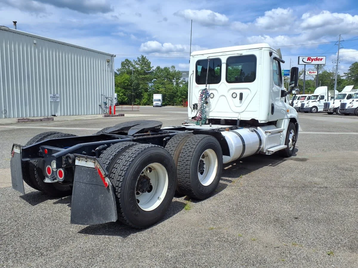 2020 Freightliner Cascadia in Knoxville, TN — photo 4