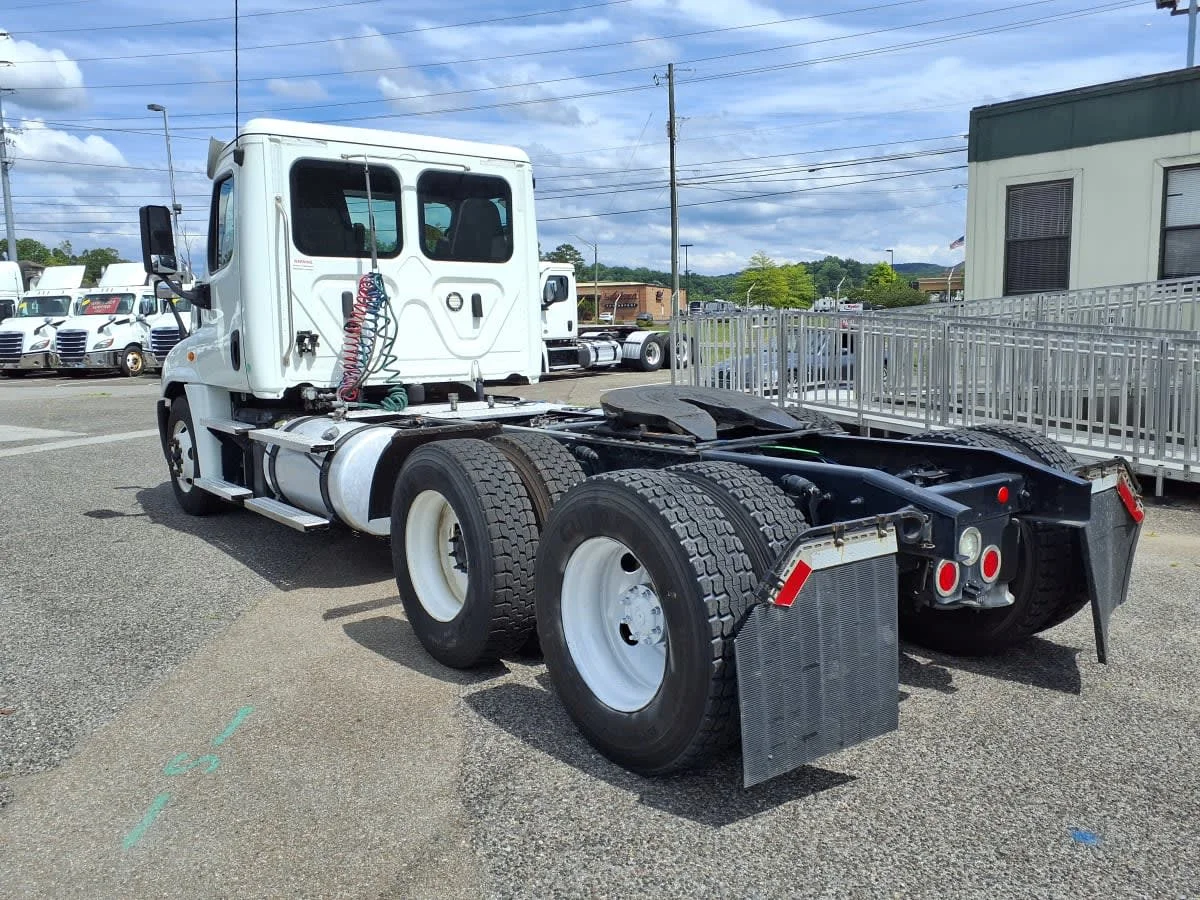 2020 Freightliner Cascadia in Knoxville, TN — photo 6