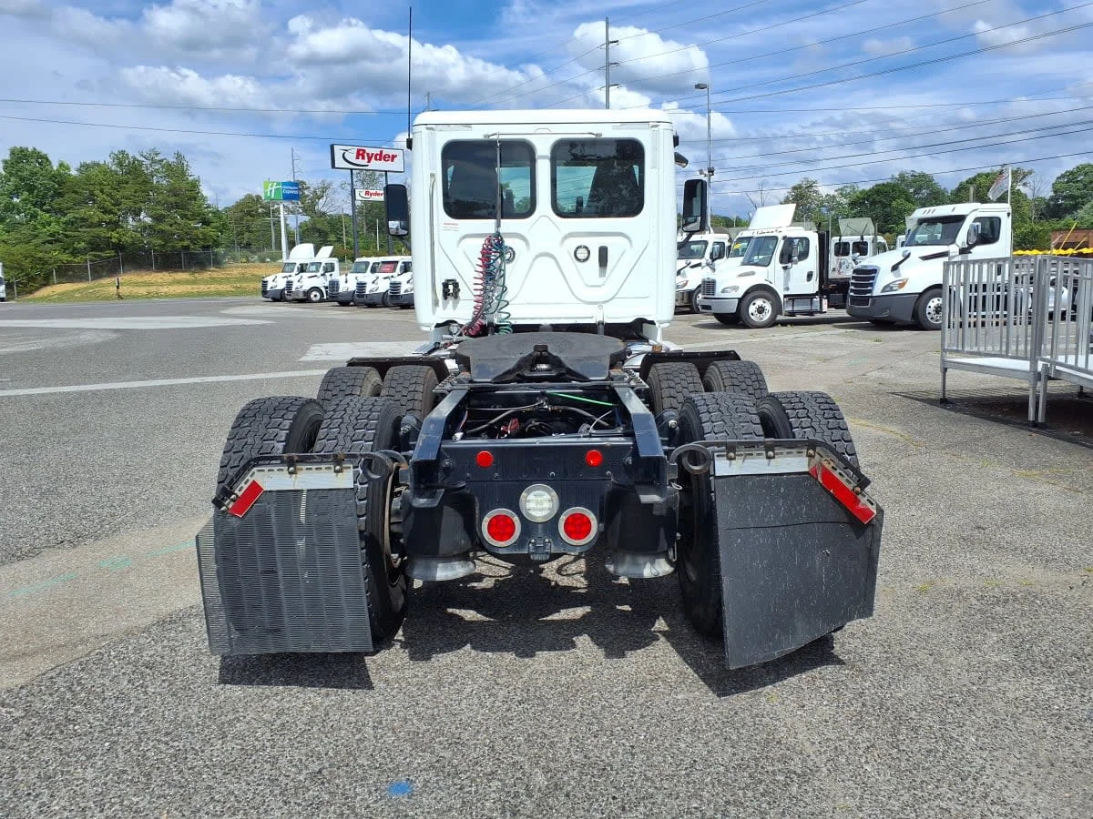 2020 Freightliner Cascadia in Knoxville, TN — photo 5