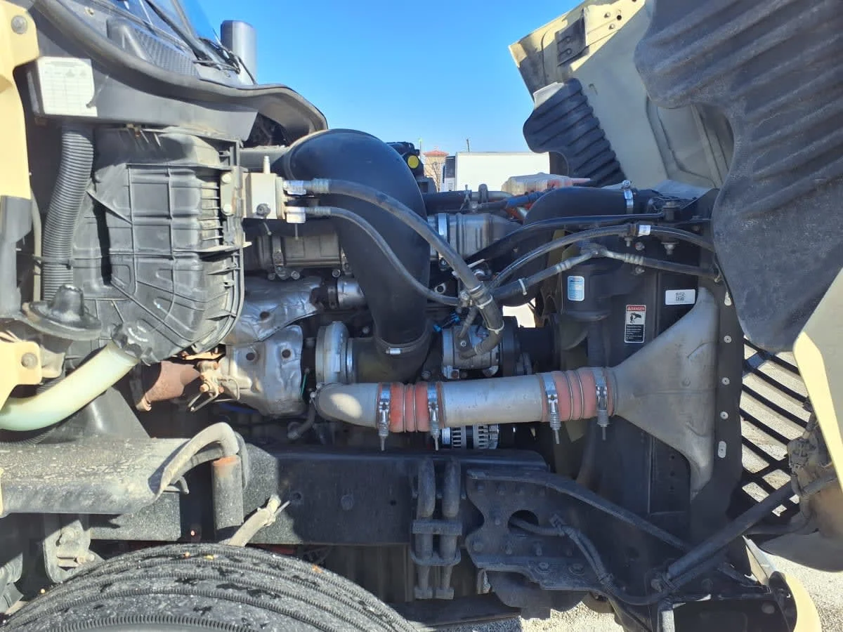 2016 Freightliner Cascadia - image 9