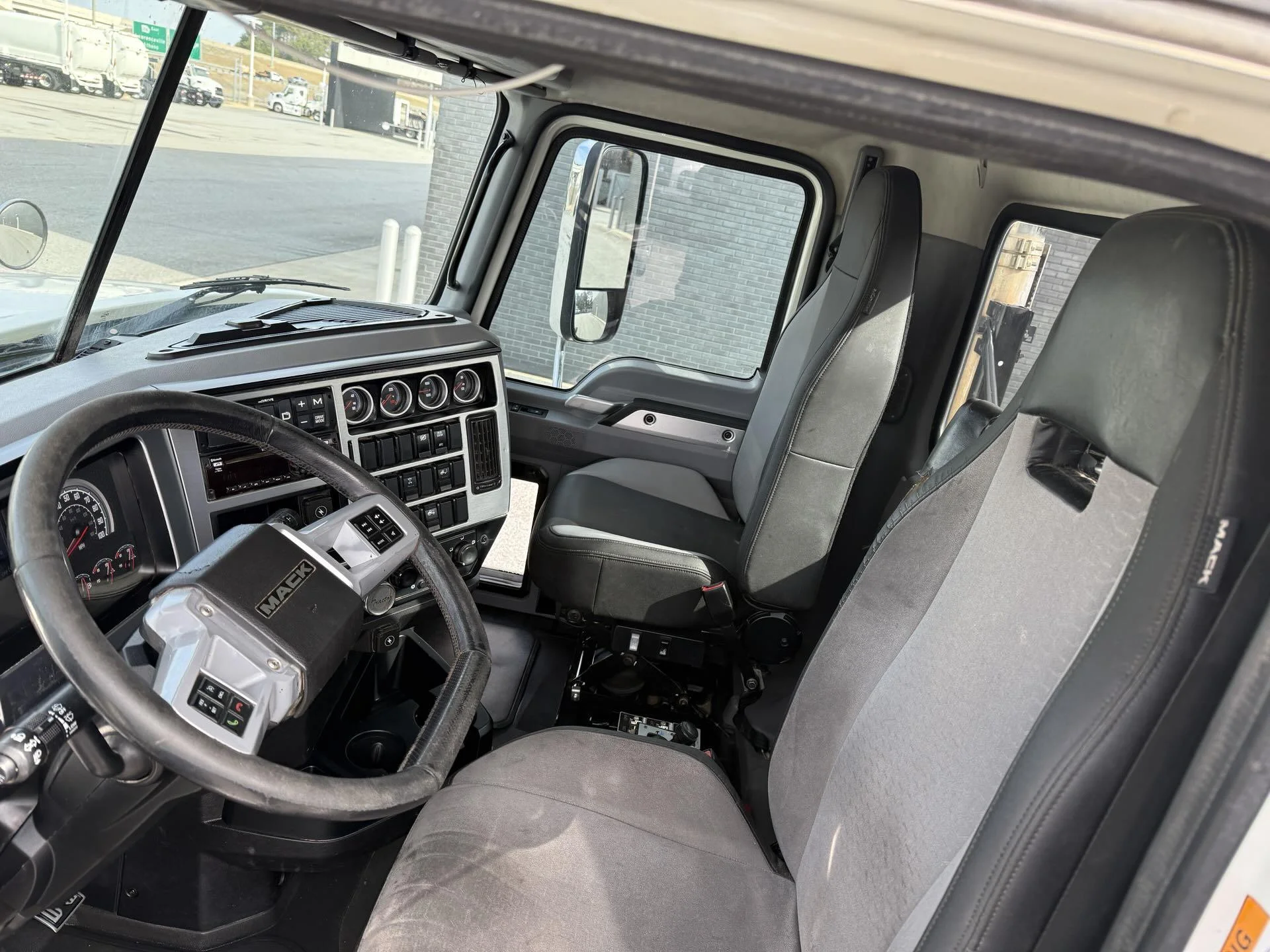 2021 Mack Pinnacle - image 11