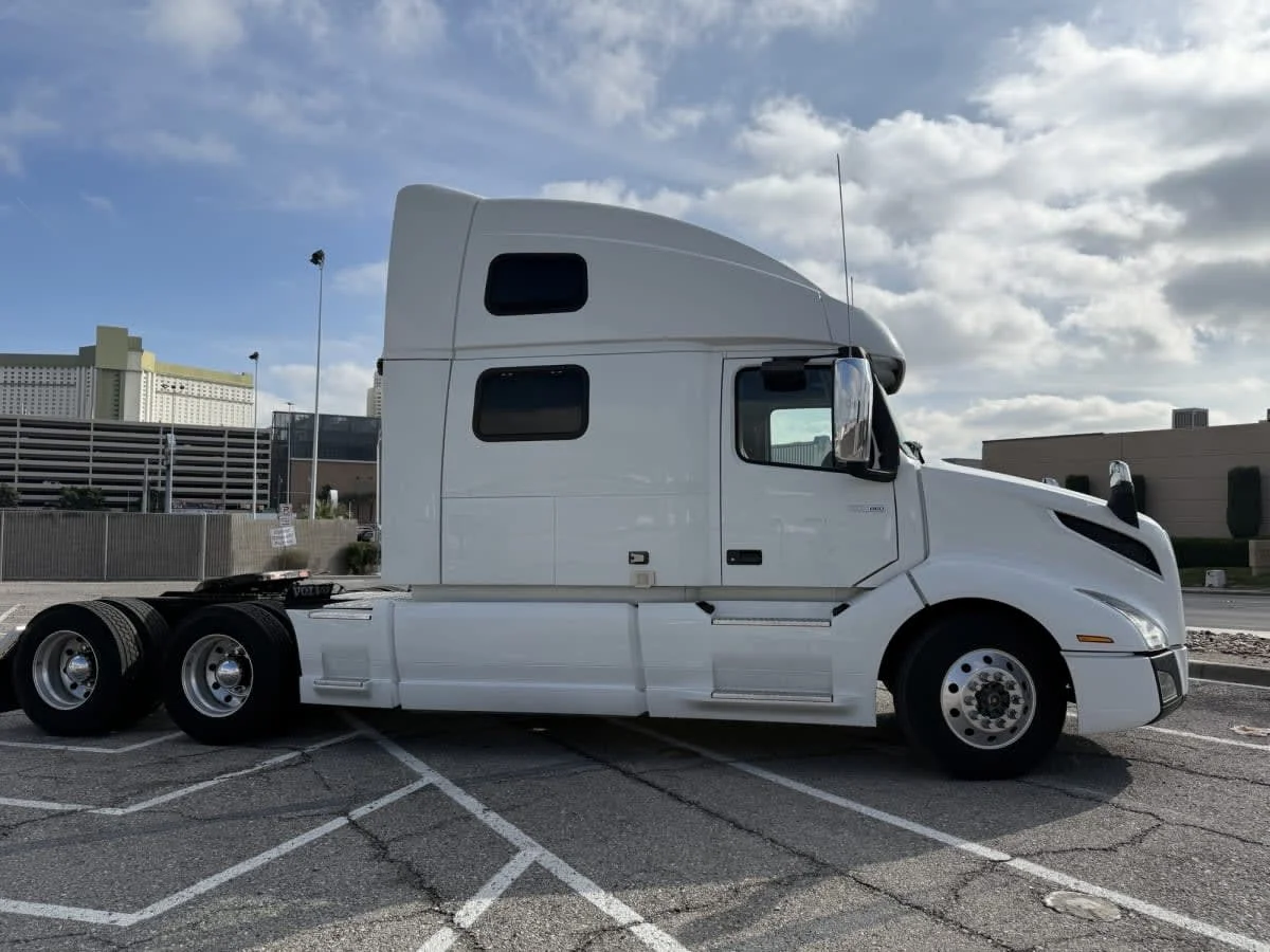 2019 Volvo VNL 860 - image 4