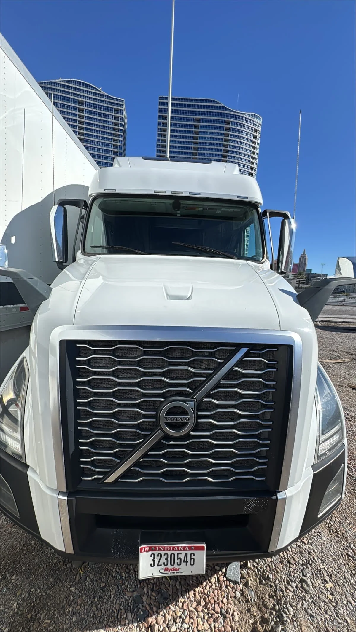 2019 Volvo VNL 860 - image 2