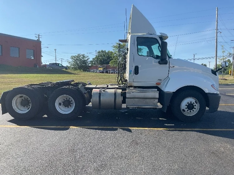 2019 International LT - image 8