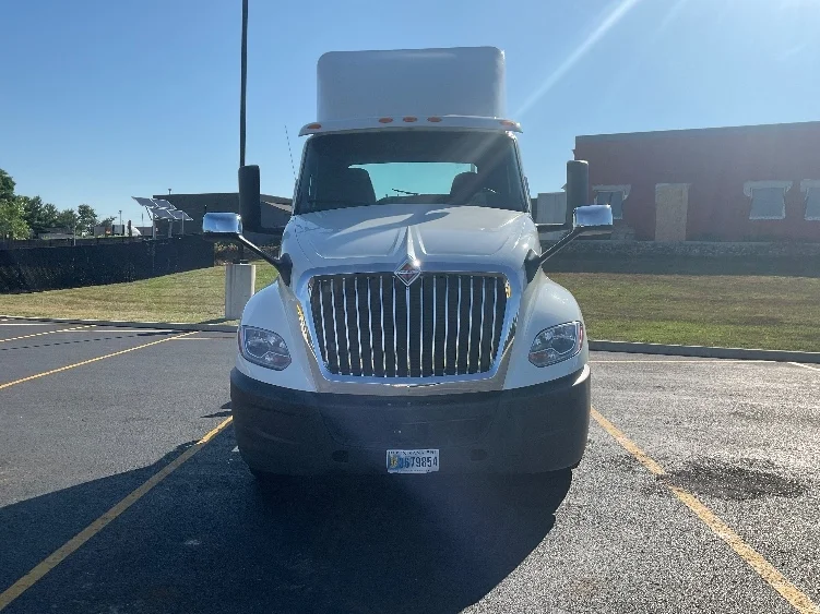 2019 International LT - image 2