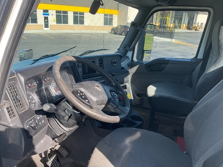 2019 International LT - image 10