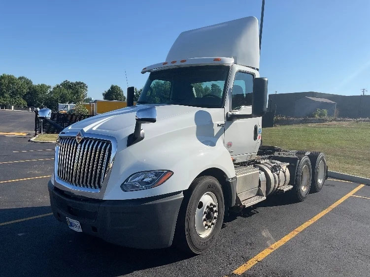 2019 International LT - image 3