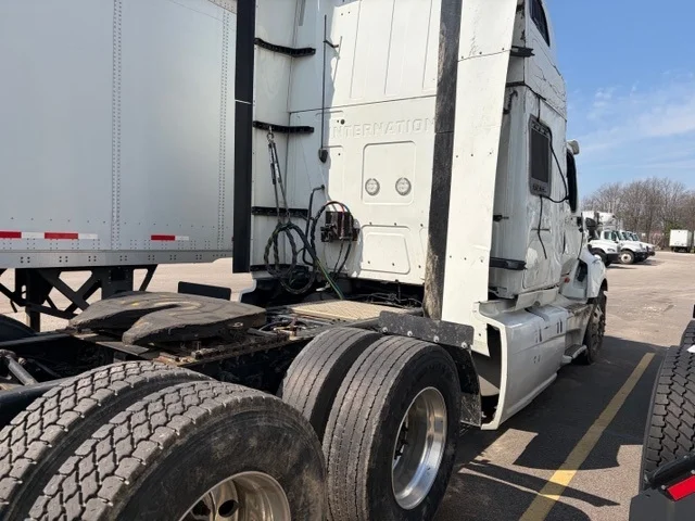 2022 International LT - image 4