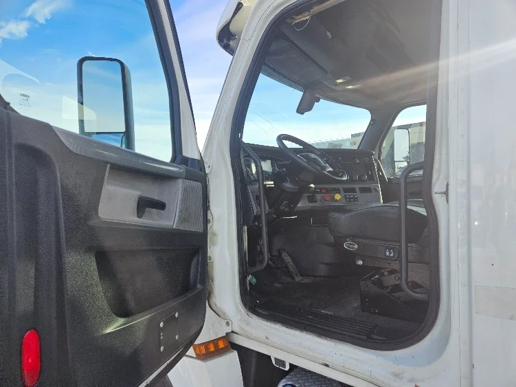 2019 Freightliner Cascadia in Brooklyn Park, MN — photo 9