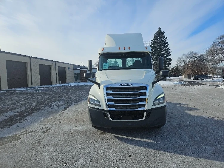 2019 Freightliner Cascadia in Brooklyn Park, MN — photo 2