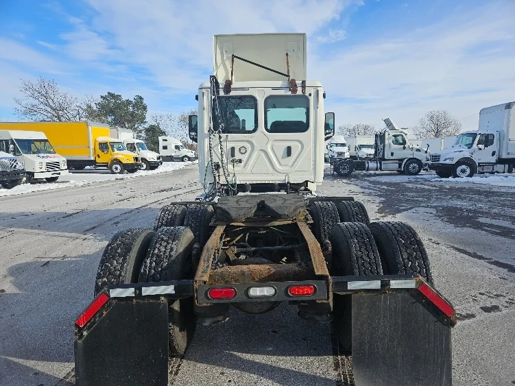 2019 Freightliner Cascadia in Brooklyn Park, MN — photo 6