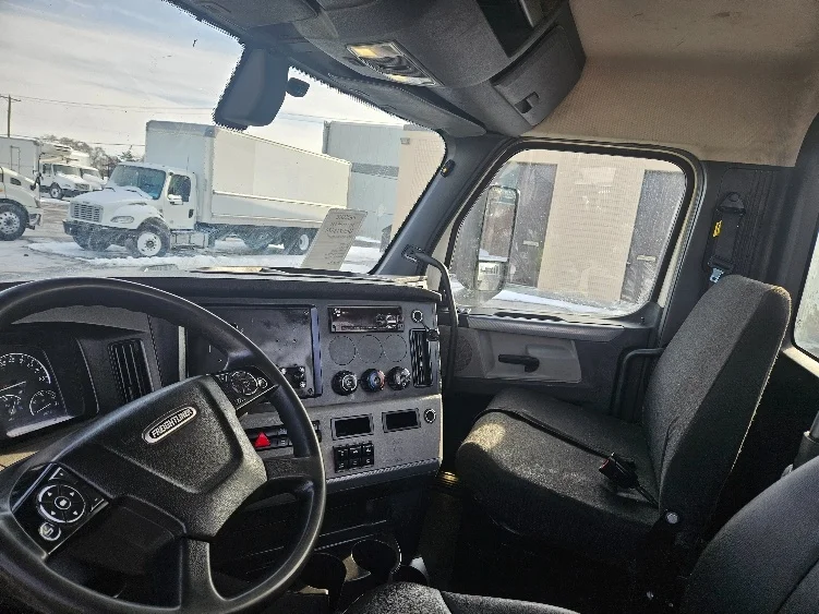 2019 Freightliner Cascadia in Brooklyn Park, MN — photo 10