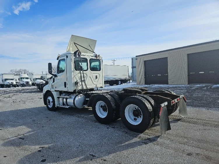 2019 Freightliner Cascadia in Brooklyn Park, MN — photo 5