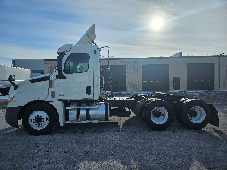 2019 Freightliner Cascadia in Brooklyn Park, MN — photo 4