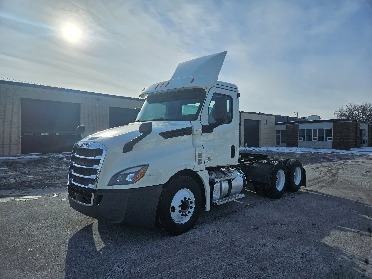 2019 Freightliner Cascadia in Brooklyn Park, MN — photo 3