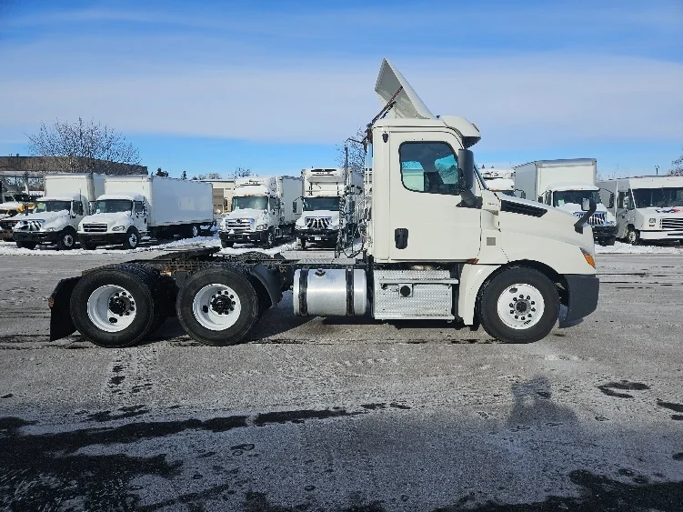 2019 Freightliner Cascadia in Brooklyn Park, MN — photo 8