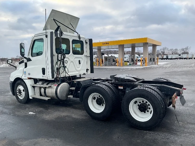 2021 Freightliner Cascadia in La Porte, IN — photo 5