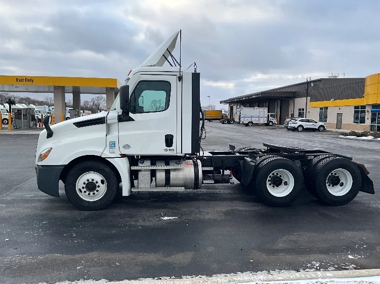 2021 Freightliner Cascadia in La Porte, IN — photo 4