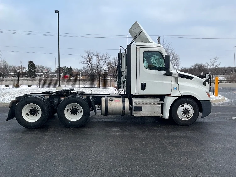 2021 Freightliner Cascadia in La Porte, IN — photo 8