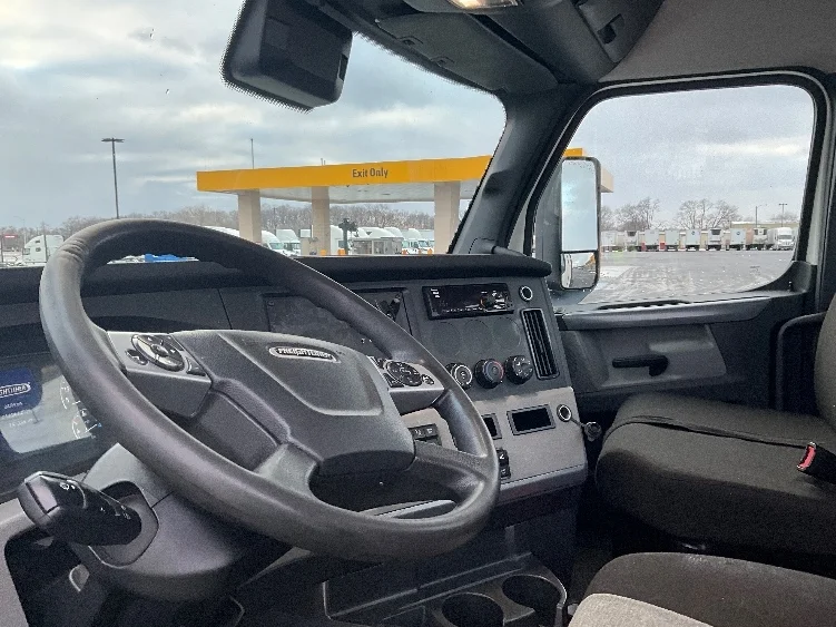 2021 Freightliner Cascadia in La Porte, IN — photo 10