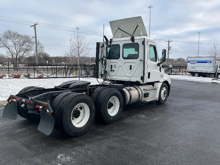 2021 Freightliner Cascadia in La Porte, IN — photo 7