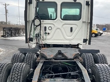 2021 Freightliner Cascadia in La Porte, IN — photo 6