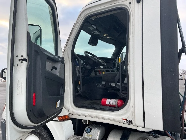 2021 Freightliner Cascadia in La Porte, IN — photo 9