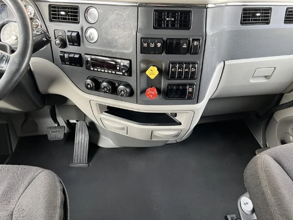 2021 Peterbilt 579 in Louisville, KY — photo 16