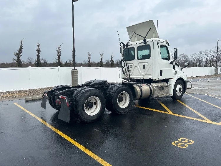 2020 Freightliner Cascadia - image 5