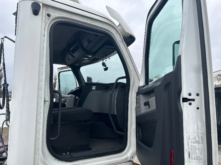 2020 Freightliner Cascadia - image 10