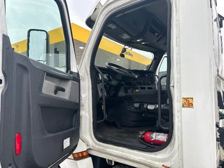 2020 Freightliner Cascadia - image 7