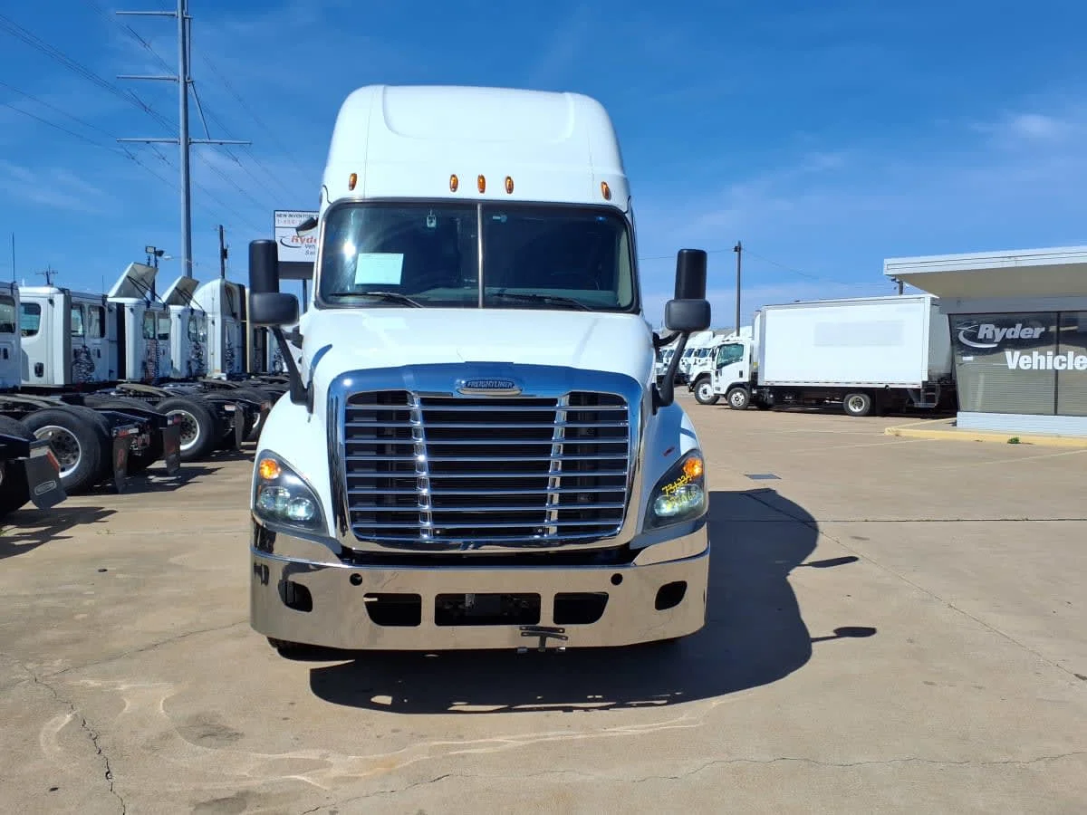 2020 Freightliner Cascadia - image 2