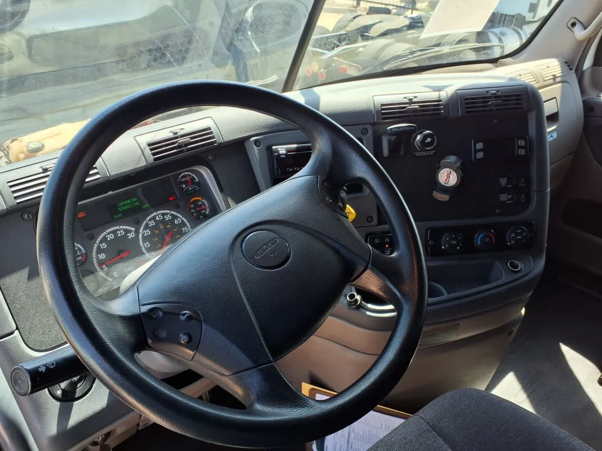 2020 Freightliner Cascadia - image 7