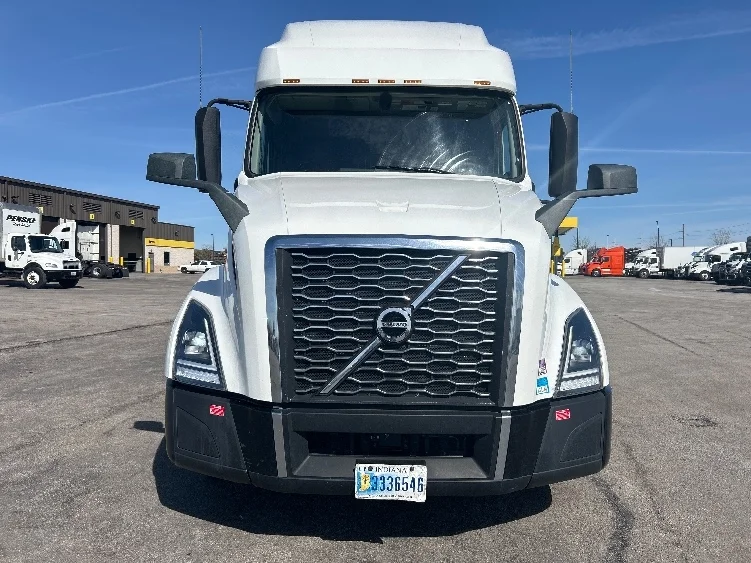 2023 Volvo VNL 760 in Davenport, IA — photo 2