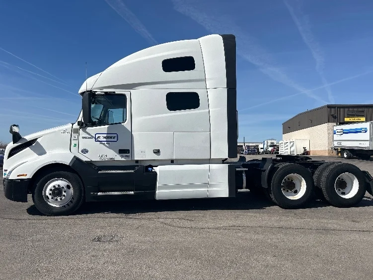 2023 Volvo VNL 760 in Davenport, IA — photo 4
