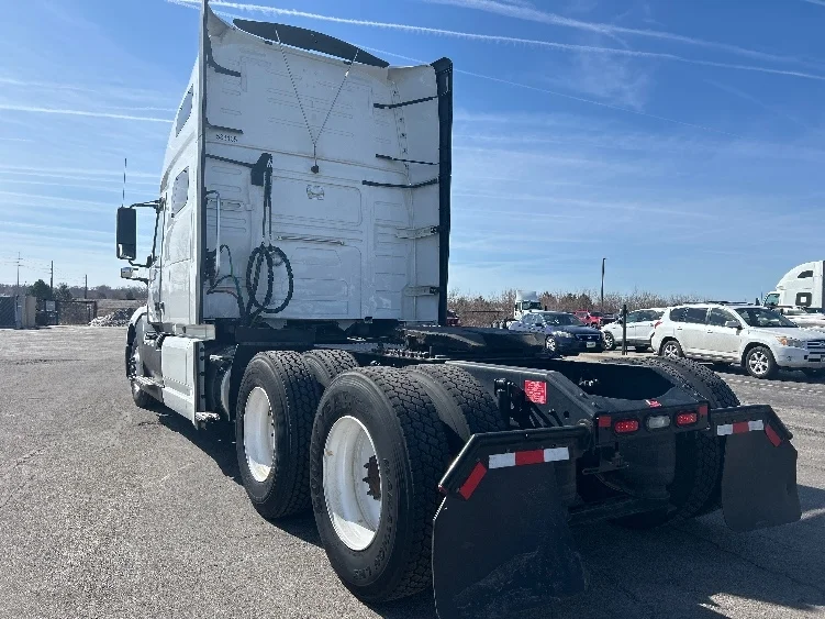 2023 Volvo VNL 760 in Davenport, IA — photo 5