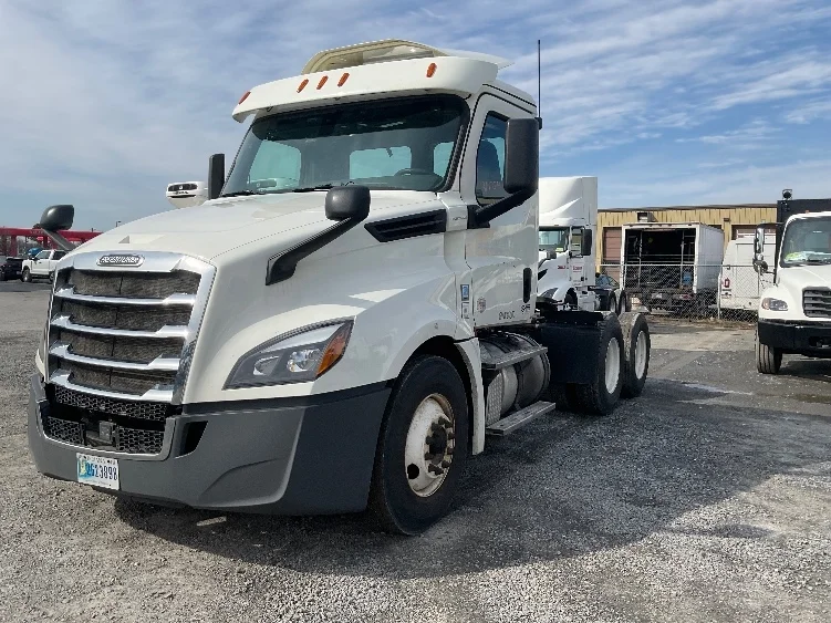 2018 Freightliner Cascadia - image 3