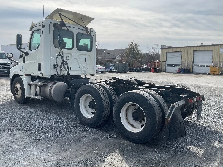 2018 Freightliner Cascadia - image 5