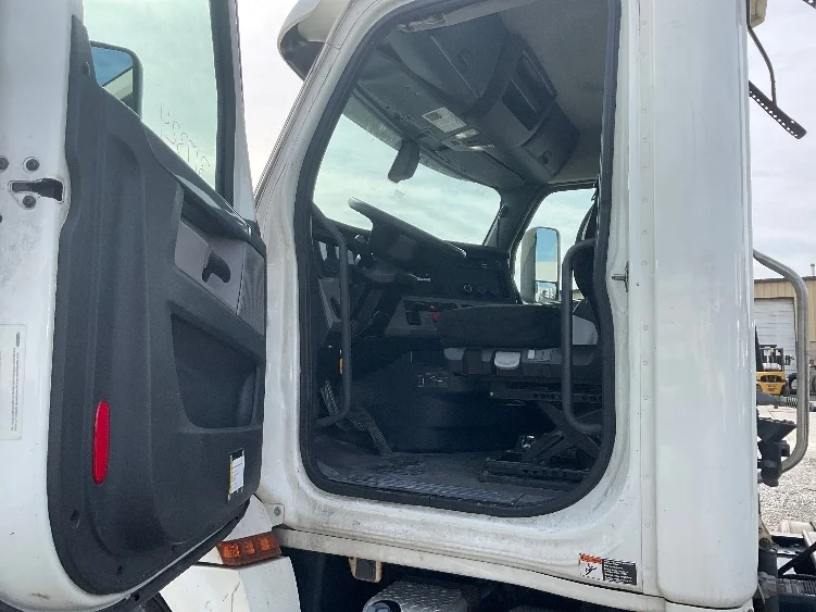 2018 Freightliner Cascadia - image 9